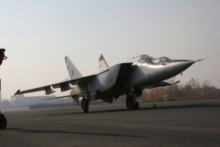 Najszybszy na świecie samolot myśliwski – tutaj dwumiejscowy MiG-25 na lotnisku Zhukovsky.